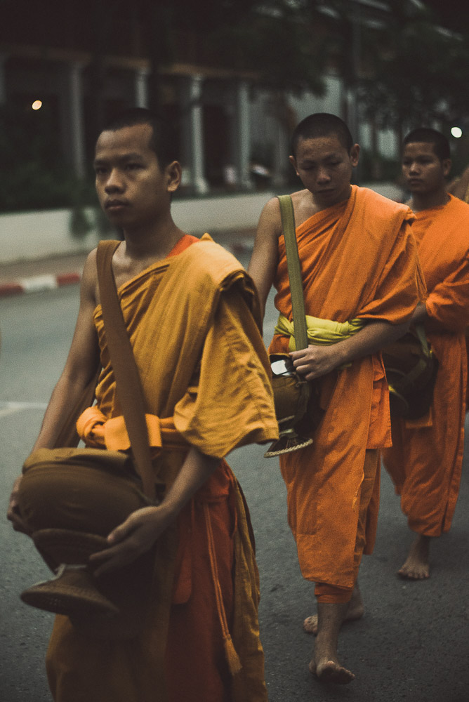 Tak Bat-006