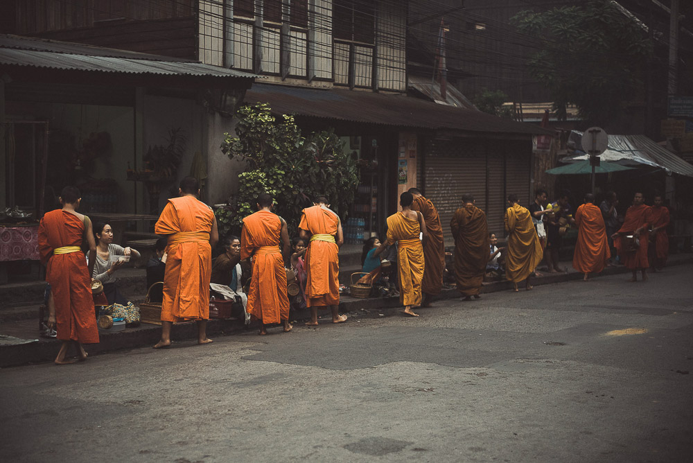 Tak Bat-008