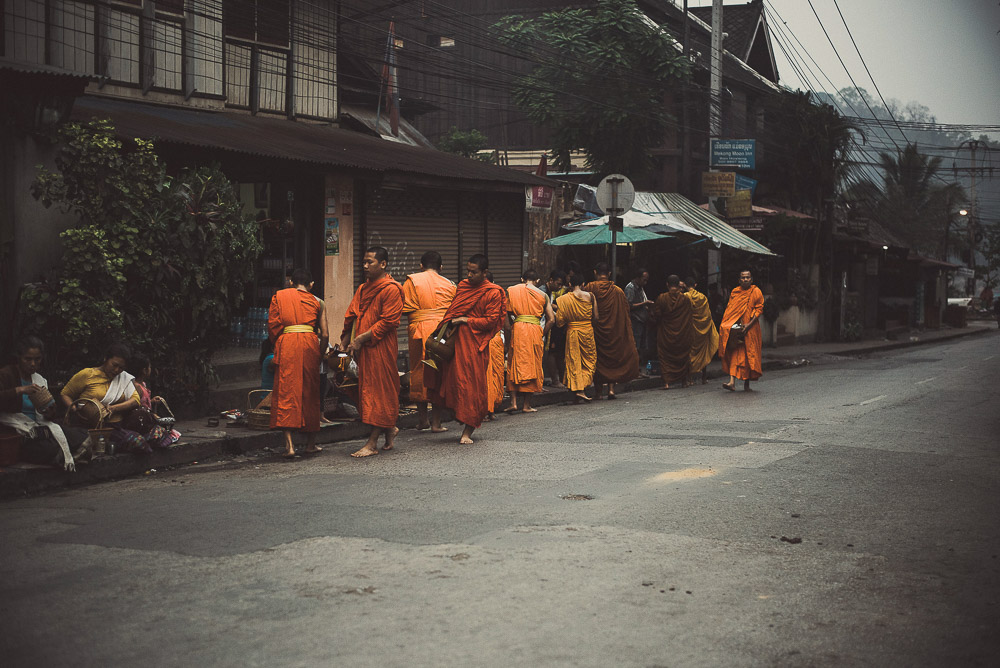 Tak Bat-009